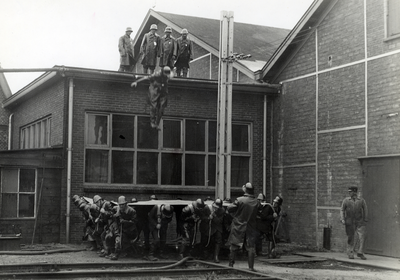 129896 Afbeelding van leden van het Brandweercorps van de Nederlandse Spoorwegen tijdens een reddingsoefening op het ...